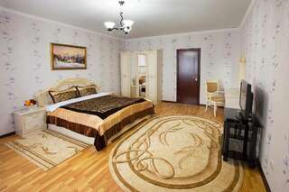 Гостевой дом Sofia Анапа Двухместный номер с 1 двуспальной кроватью и дополнительной кроватью-1
